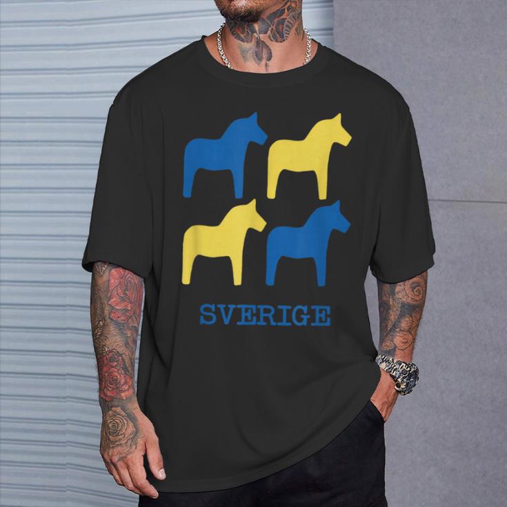 スウェーデンダラ馬スウェーデン国旗 Tシャツ 彼への贈り物