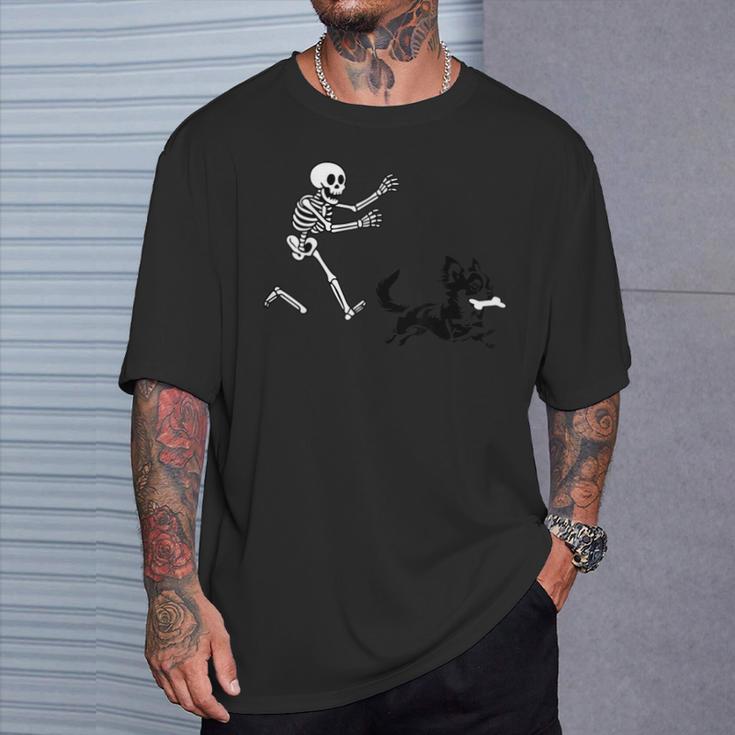 スケルトンハロウィーンを実行している面白いチワワ Tシャツ 彼への贈り物
