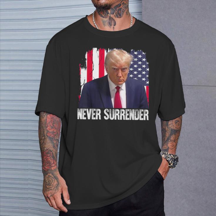トランプは決して降伏しない 共和党大統領ドナルド・トランプ Tシャツ 彼への贈り物