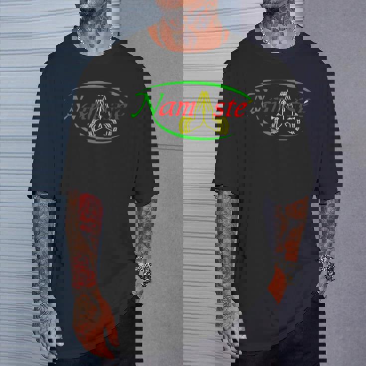 ナマステとラスタカラーヨガ。 Tシャツ 彼への贈り物