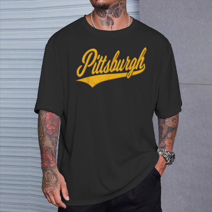 ピッツバーグ バーシティ スクリプト レトロ ヴィンテージ スポーツスタイル Tシャツ 彼への贈り物