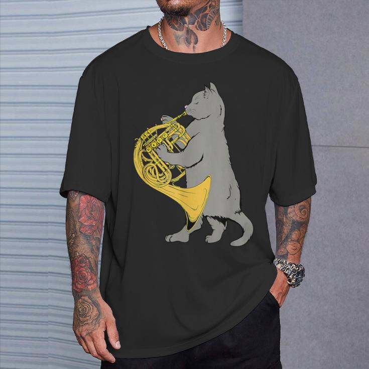 フレンチホルンを弾く猫 クール ミュージシャン オーケストラ Tシャツ 彼への贈り物