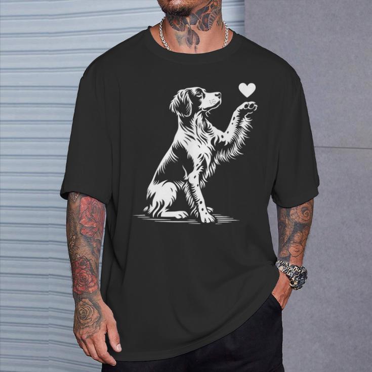 ブリタニー スパニエル お座り犬の心愛のグラフィック デザイン Tシャツ 彼への贈り物