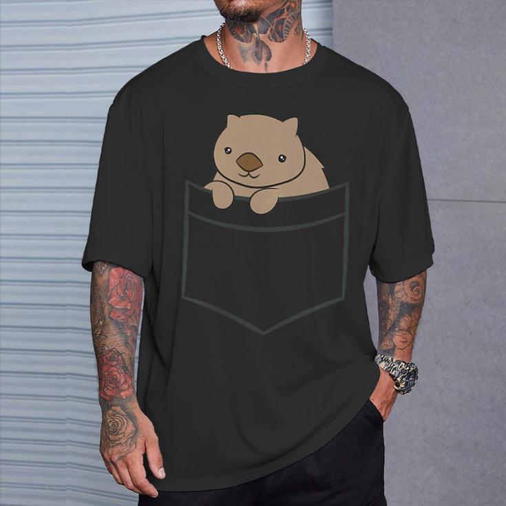 ポケットの赤ちゃんウォンバット かわいいオーストラリアのウォンバット Tシャツ 彼への贈り物