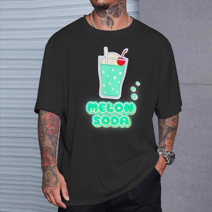 メロンソーダ／クリームソーダ 夏 （デリシャス スイーツ）昭和レトロ ポップ 80S かわいい イラスト Tシャツ 彼への贈り物