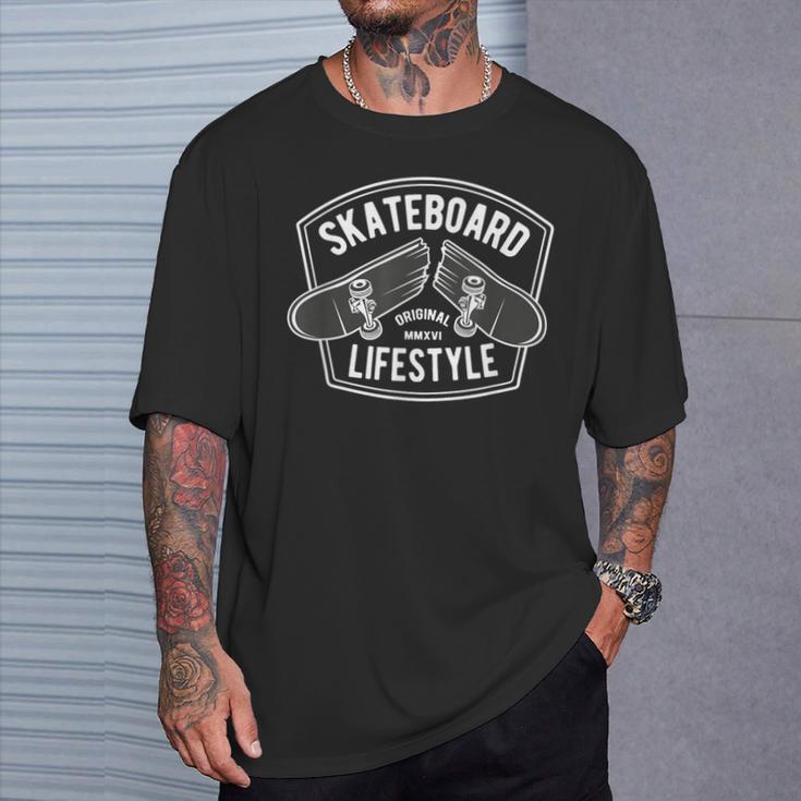 レトロなスケートボードライフスタイル Tシャツ 彼への贈り物