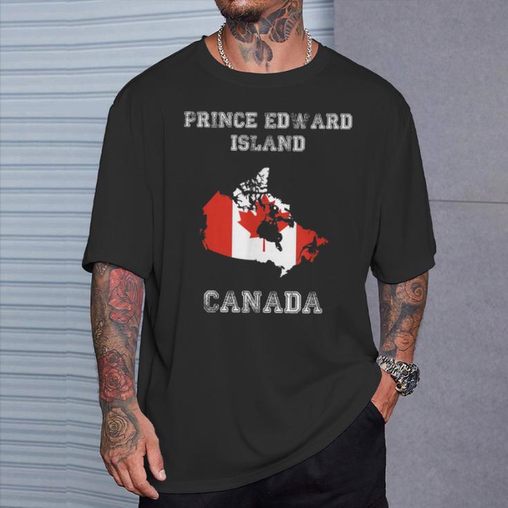 レトロプリンスエドワード島カナダアンティーク調カナダ国旗 Tシャツ 彼への贈り物