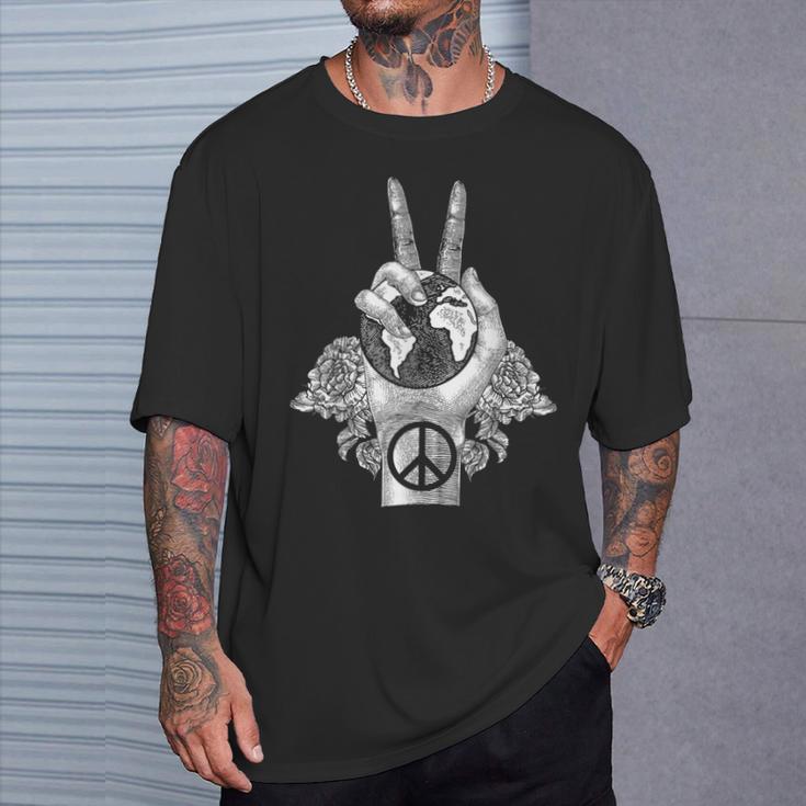 ワールドピース アースデイ セレブレーション ピースサイン ハンドジェスチャー Tシャツ 彼への贈り物