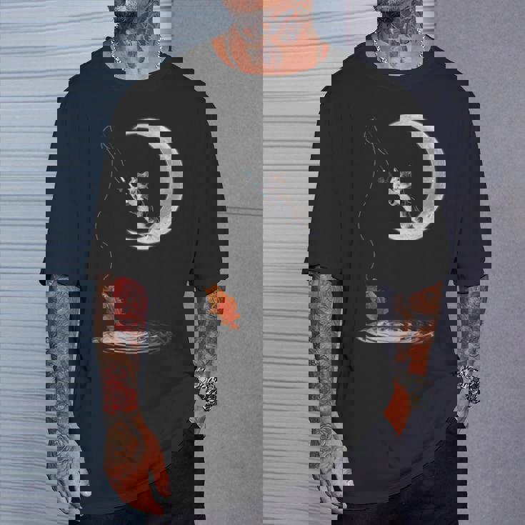 三日月で釣りをする猫 面白い猫愛好家 フィッシャー Tシャツ 彼への贈り物