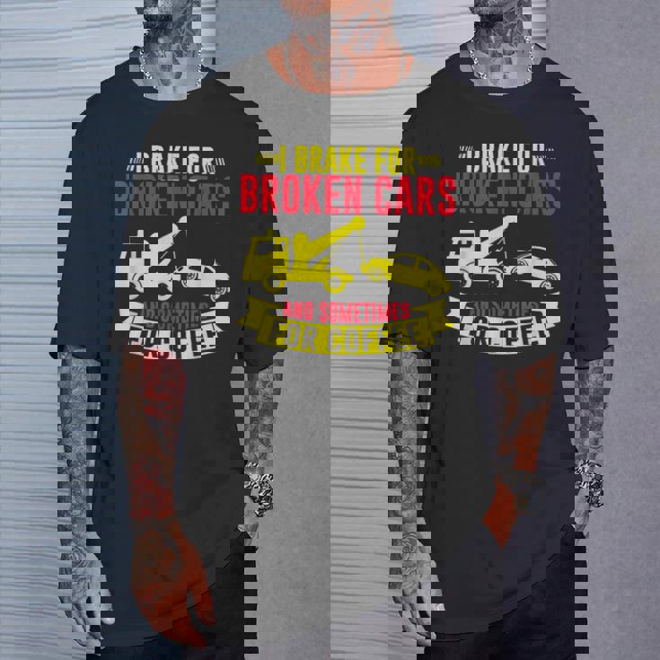 壊れた車や、時にはコーヒーレッカー車にもブレーキをかけます。 Tシャツ 彼への贈り物