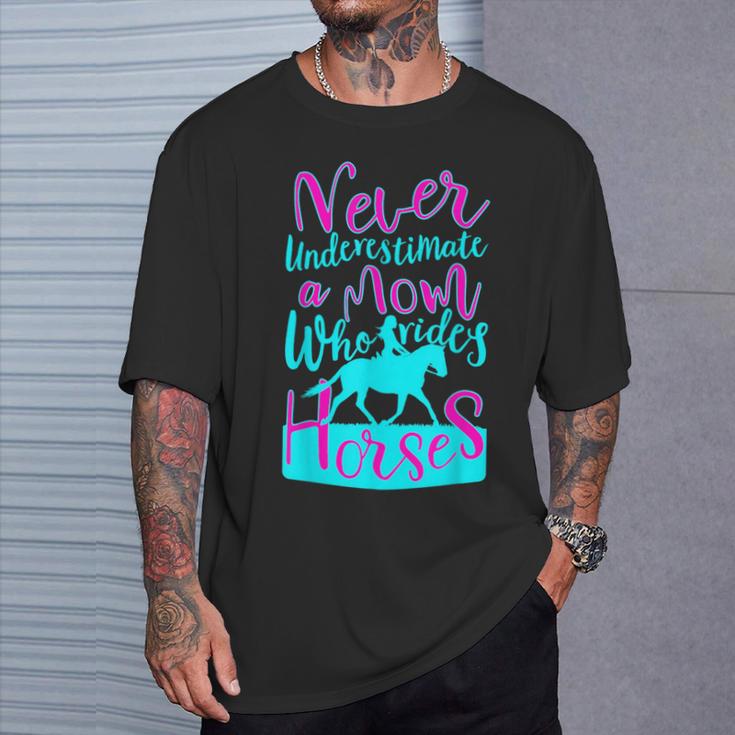 女の子のための馬に乗るお母さんのデザインを決して過小評価しないでください。 Tシャツ 彼への贈り物