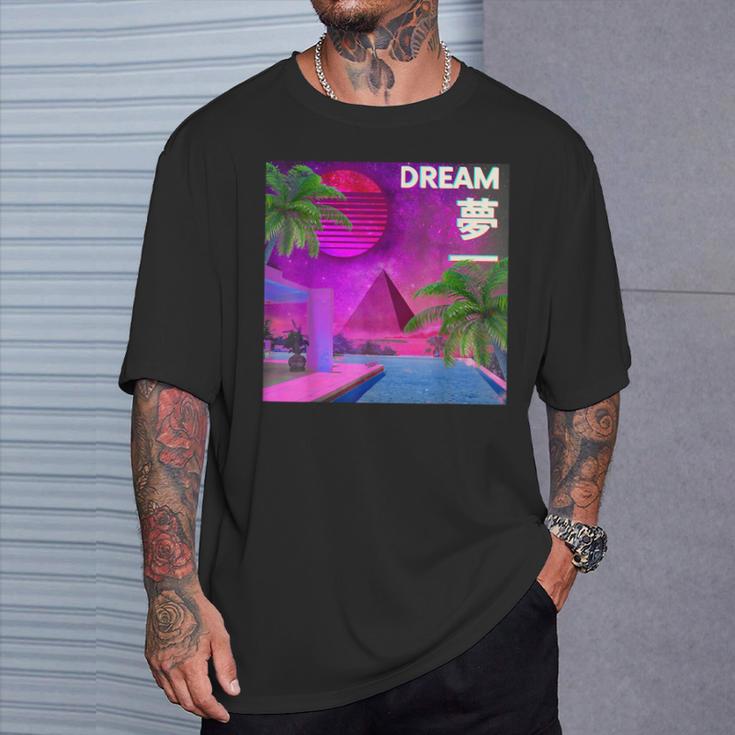 審美的なヴェイパーウェイヴドリーム。ピラミッドのある電気の楽園 Tシャツ 彼への贈り物