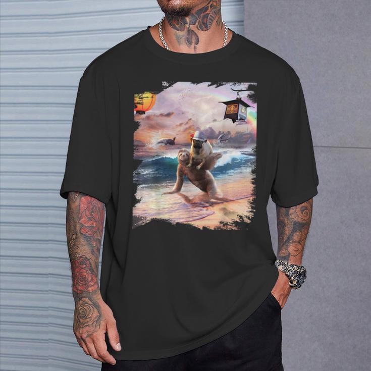日本海岸でナマケモノに乗るパグ犬 Tシャツ 彼への贈り物