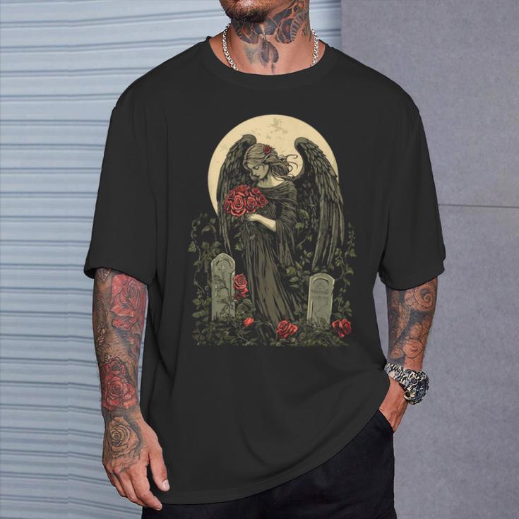 月の前でバラを持つゴシック調の天使 Goth Tシャツ 彼への贈り物