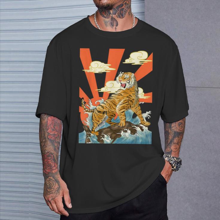 朝日を背景に、波の上を轟かせる雄大な虎。 Tシャツ 彼への贈り物