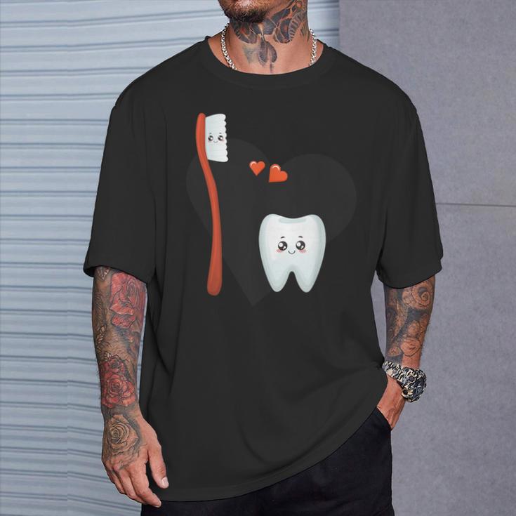 歯ブラシと歯のかわいいイラスト Tシャツ 彼への贈り物
