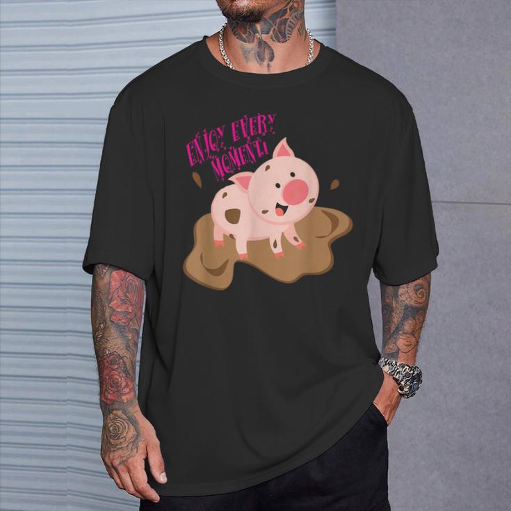 泥遊びをする子豚 すべての瞬間を楽しみましょう！ Tシャツ 彼への贈り物