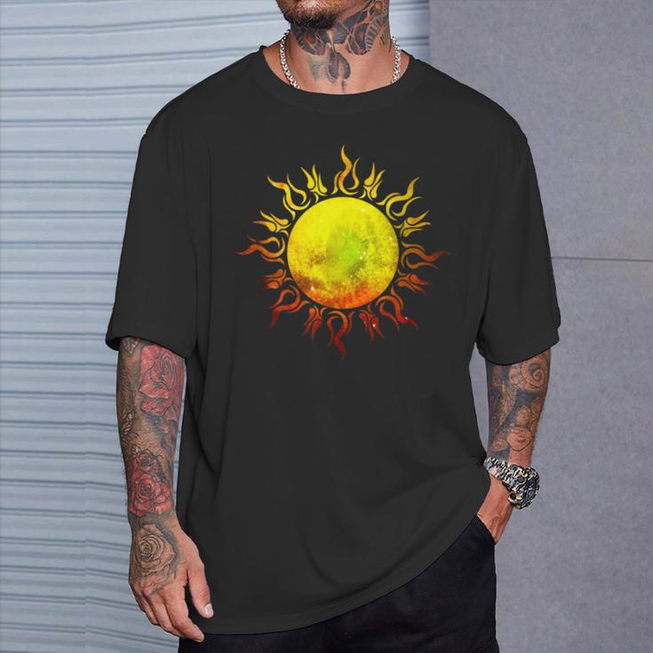 燃える太陽 トライバル タトゥー 宇宙 宇宙 Tシャツ 彼への贈り物