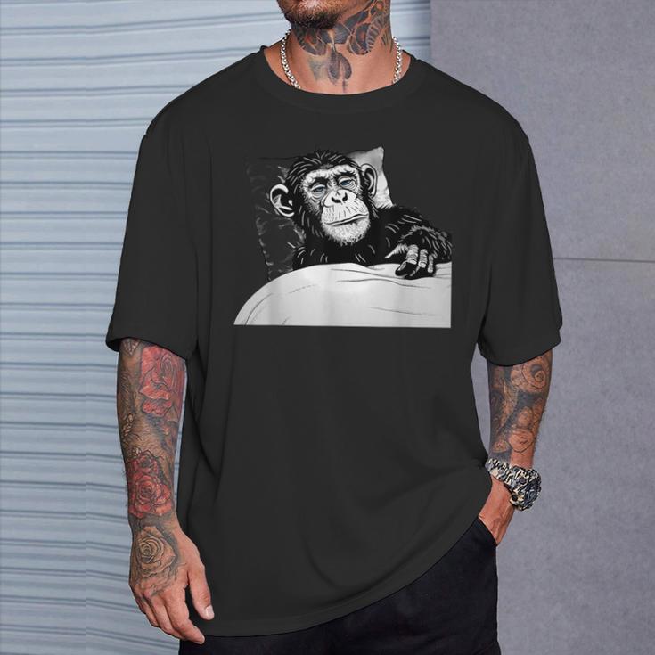 眠る猿 眠っている動物 眠る猿 昼寝 お昼 Tシャツ 彼への贈り物