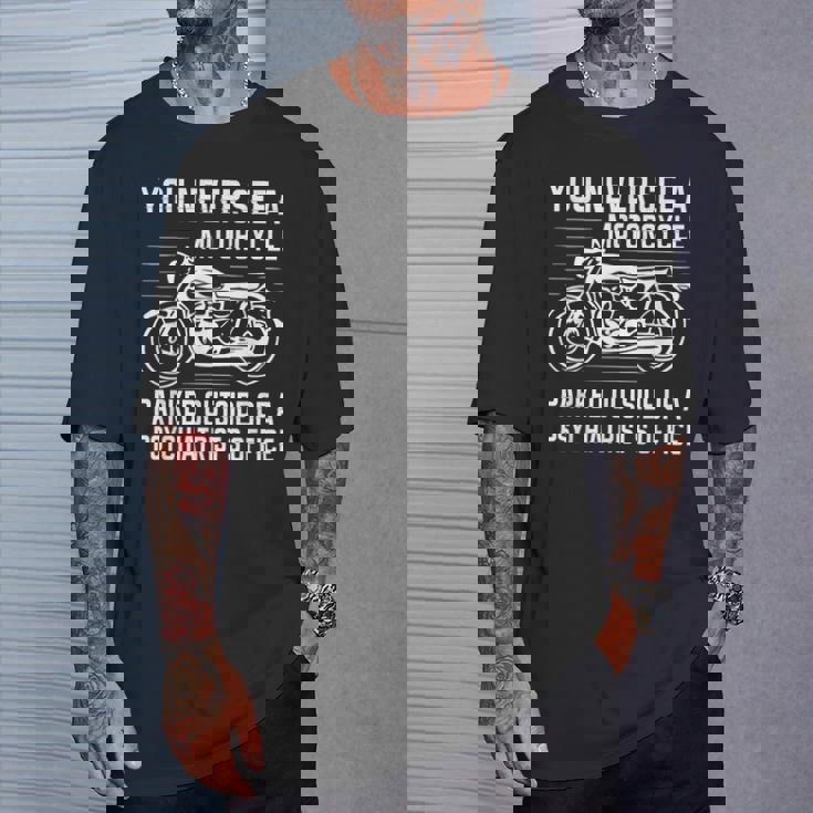 精神科医の外にバイクが停まっているのを見たことはありません Tシャツ 彼への贈り物