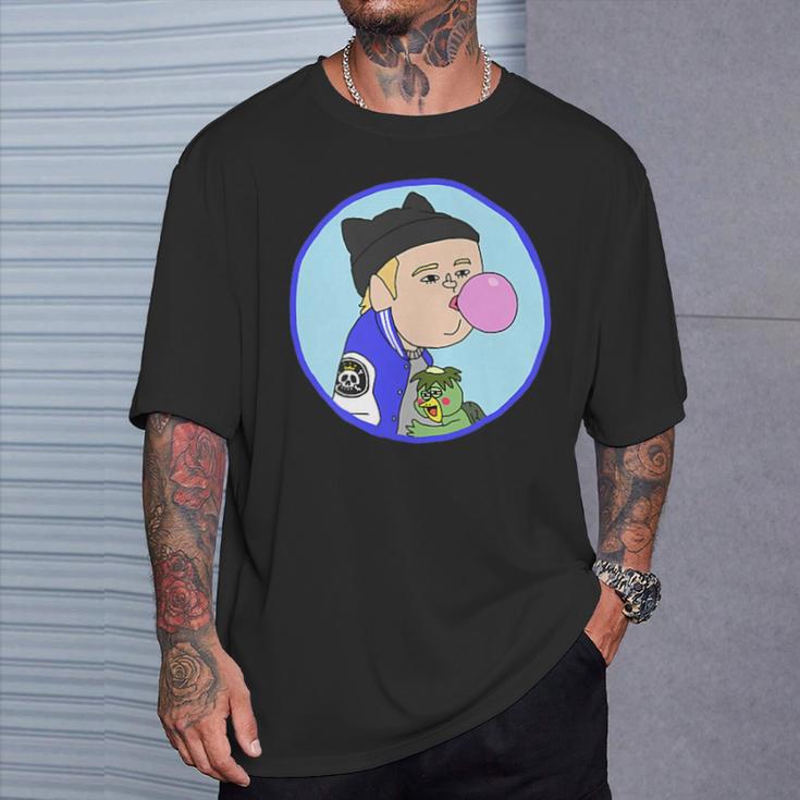 耳付きニットキャップを被った青年 河童の子を抱きながらガムを膨らます Tシャツ 彼への贈り物