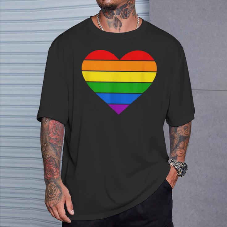 虹 ハート Lgtbq 虹色 虹色の旗 カラフル Tシャツ 彼への贈り物