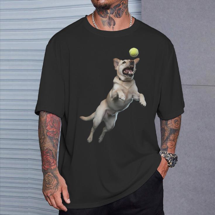 遊び心のあるラブラドールレトリーバー フェッチ 追いかけてテニスボール Tシャツ 彼への贈り物