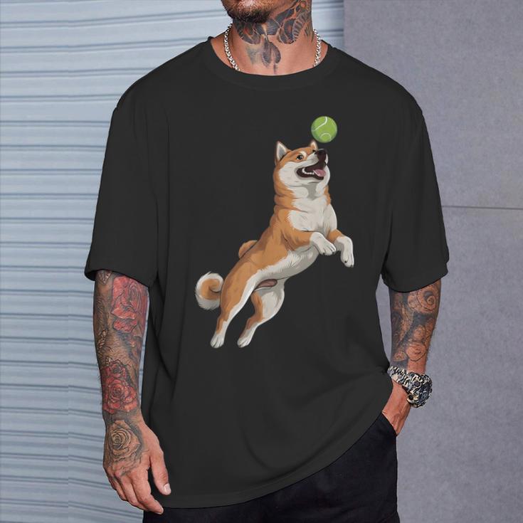 遊び心のある柴犬フェッチ追いかけテニスボール Tシャツ 彼への贈り物