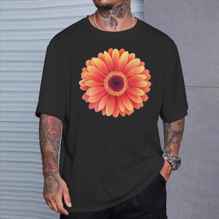 開花期のハンサムなガーベラの花 Tシャツ 彼への贈り物