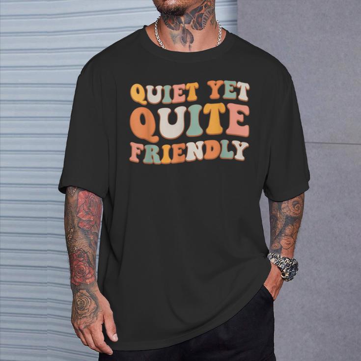 静かでありながらとても親しみやすいです Tシャツ 彼への贈り物