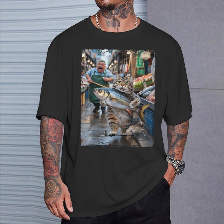 面白い猫が市場で魚を盗む猫好きの楽しみ。 Tシャツ 彼への贈り物
