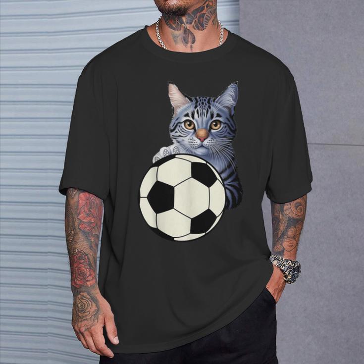 面白い猫サッカーボールグラフィック子猫のスポーツ愛好家のコスチューム Tシャツ 彼への贈り物