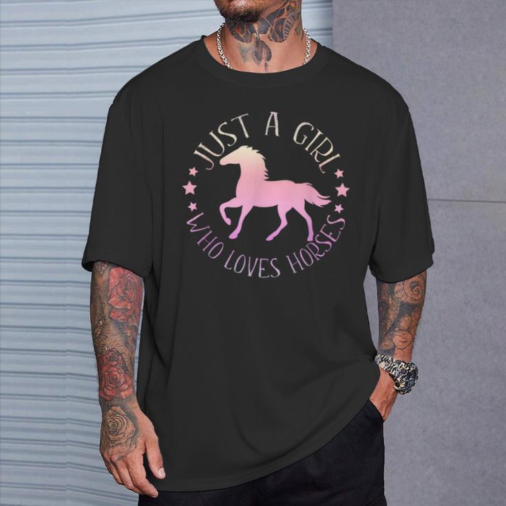 馬を愛するただの女の子乗馬のための面白い引用 Tシャツ 彼への贈り物
