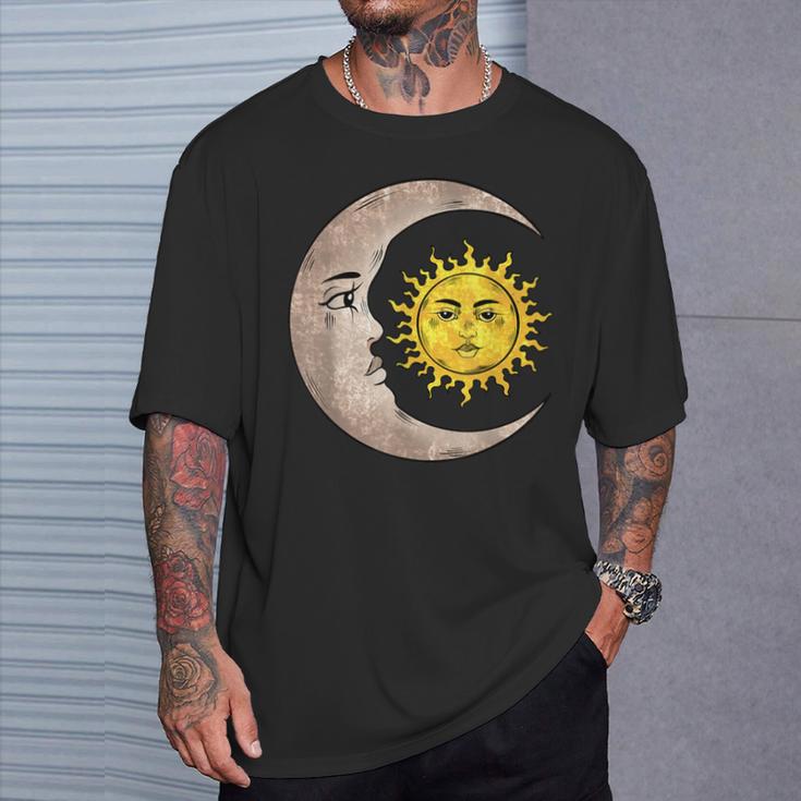 魔女 グランジ 美的 三日月 月 太陽 Tシャツ 彼への贈り物
