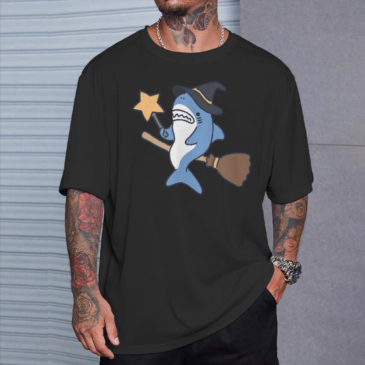 魔法を使いそうなサメ ハロウィン Tシャツ 彼への贈り物