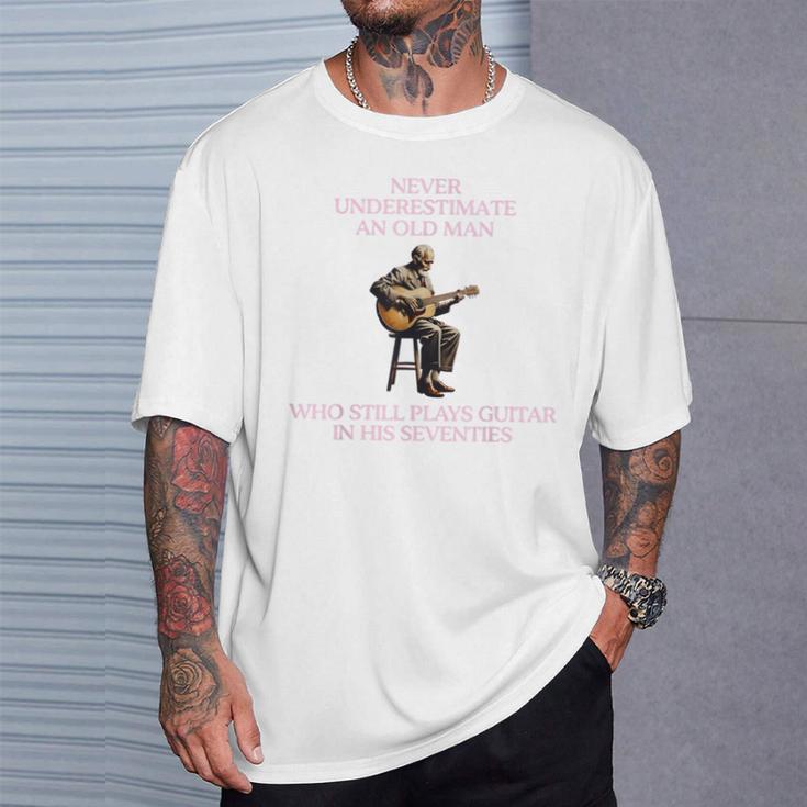 70年代のオールドマンギターを過小評価しないでください Tシャツ 彼への贈り物
