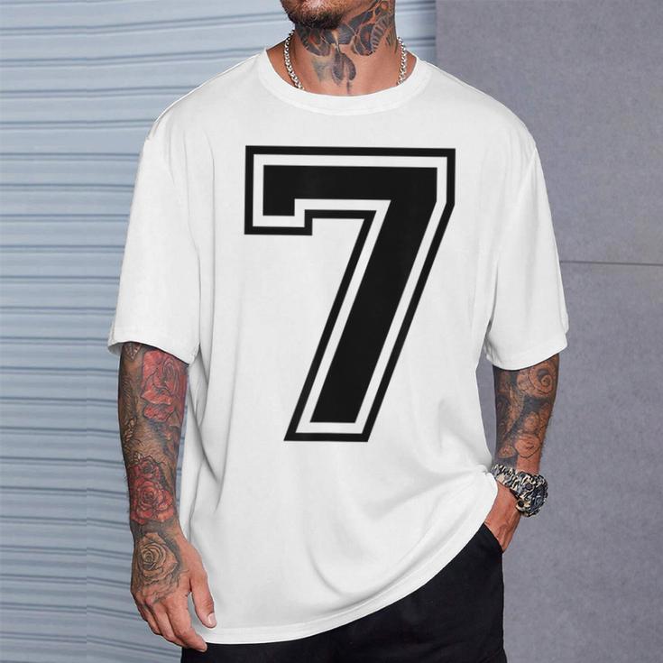 7歳の誕生日おめでとうのツインデーのためのナンバー7ジャージ。 Tシャツ 彼への贈り物