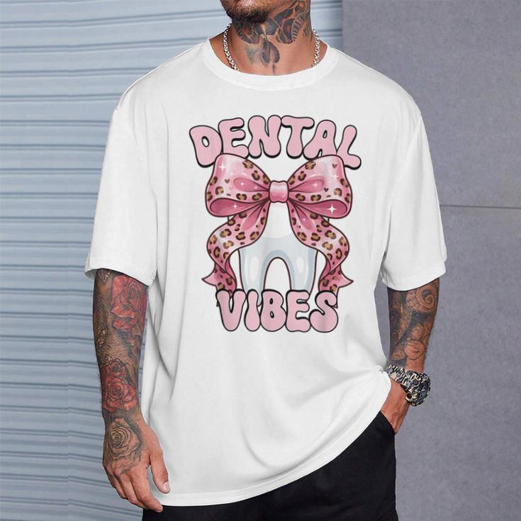 Dentalibes 歯 ピンク ヒョウ柄 弓 歯科医 Tシャツ 彼への贈り物