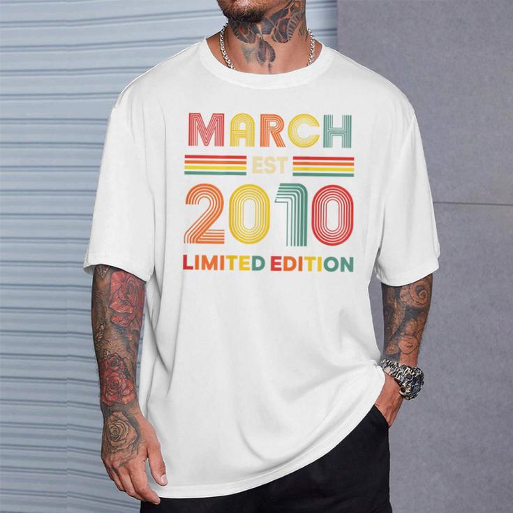 En La Parte Trasera Retro Marzo Est 2010 Cumpleaños 16 Años 16 Años Camiseta unisex Regalos para él