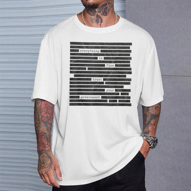 Everything Is Fine Trust Your Government 2026 Tシャツ 彼への贈り物