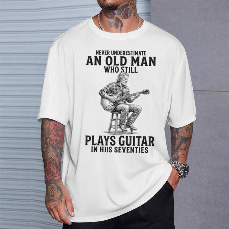 Never Underestimate An Old Man Who Who Guitar Tシャツ 彼への贈り物