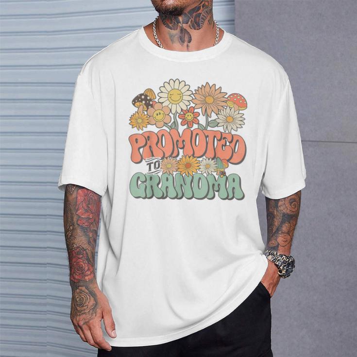 Promoted To Grandma Expecting Baby Daisy Groovy Wildflower Tシャツ 彼への贈り物