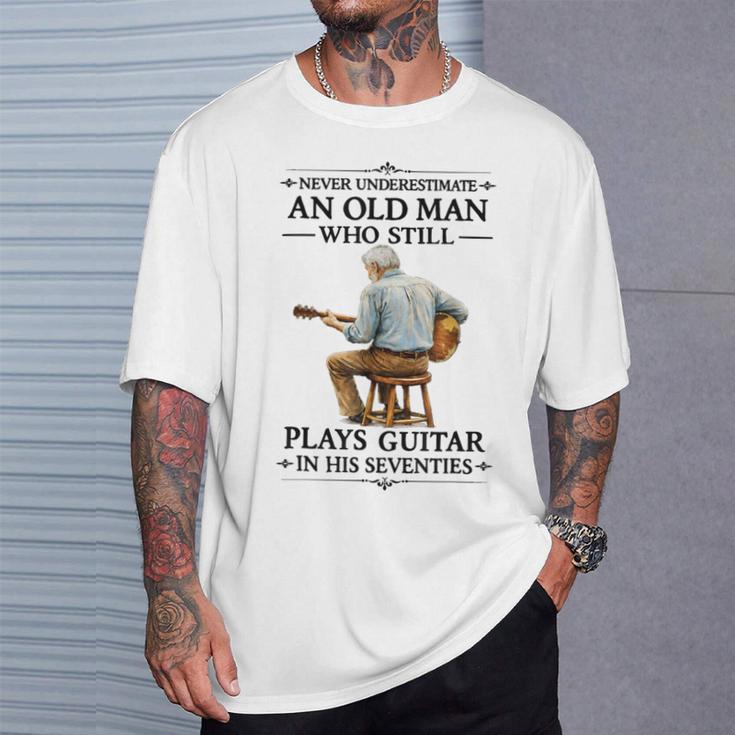 まだギターを弾く老人 70年代 おじいちゃん ヴィンテージ Tシャツ 彼への贈り物