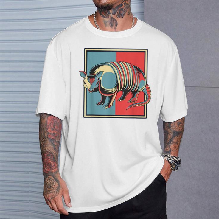 アルマジロ ポートレート ピンク 妖精 クラミフォリダエ 恋人 アルマジロ Tシャツ 彼への贈り物