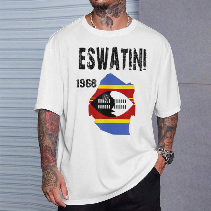 エスワティニ地図旗 制定。 Tシャツ 彼への贈り物