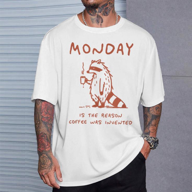 コーヒーが発明された理由は月曜日 少し憂鬱なアライグマ Tシャツ 彼への贈り物