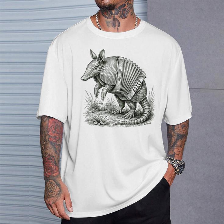 シュールなアコーディオンミュージカルアルマジロアート Tシャツ 彼への贈り物
