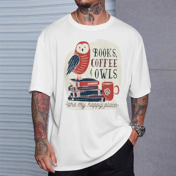 バックプリントの本、コーヒー、フクロウのおかしな幸せ Tシャツ 彼への贈り物