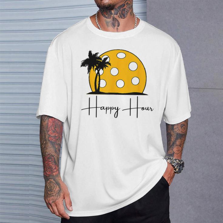 楽しいピックルボールシャツ、Happy Hour、大きなピックルボールの夕日。 Tシャツ 彼への贈り物