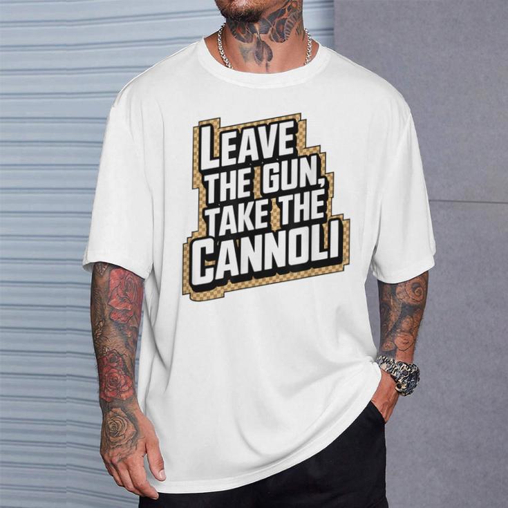 武器 を残してカンノーリを取れ Tシャツ 彼への贈り物